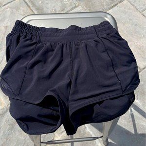 Lululemon hotty hot low rise 2.5 inch shorts size 4
